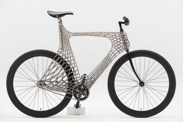 Fietsen op een fiets waarvan het frame met een 3D printer geprint is .. het kan!